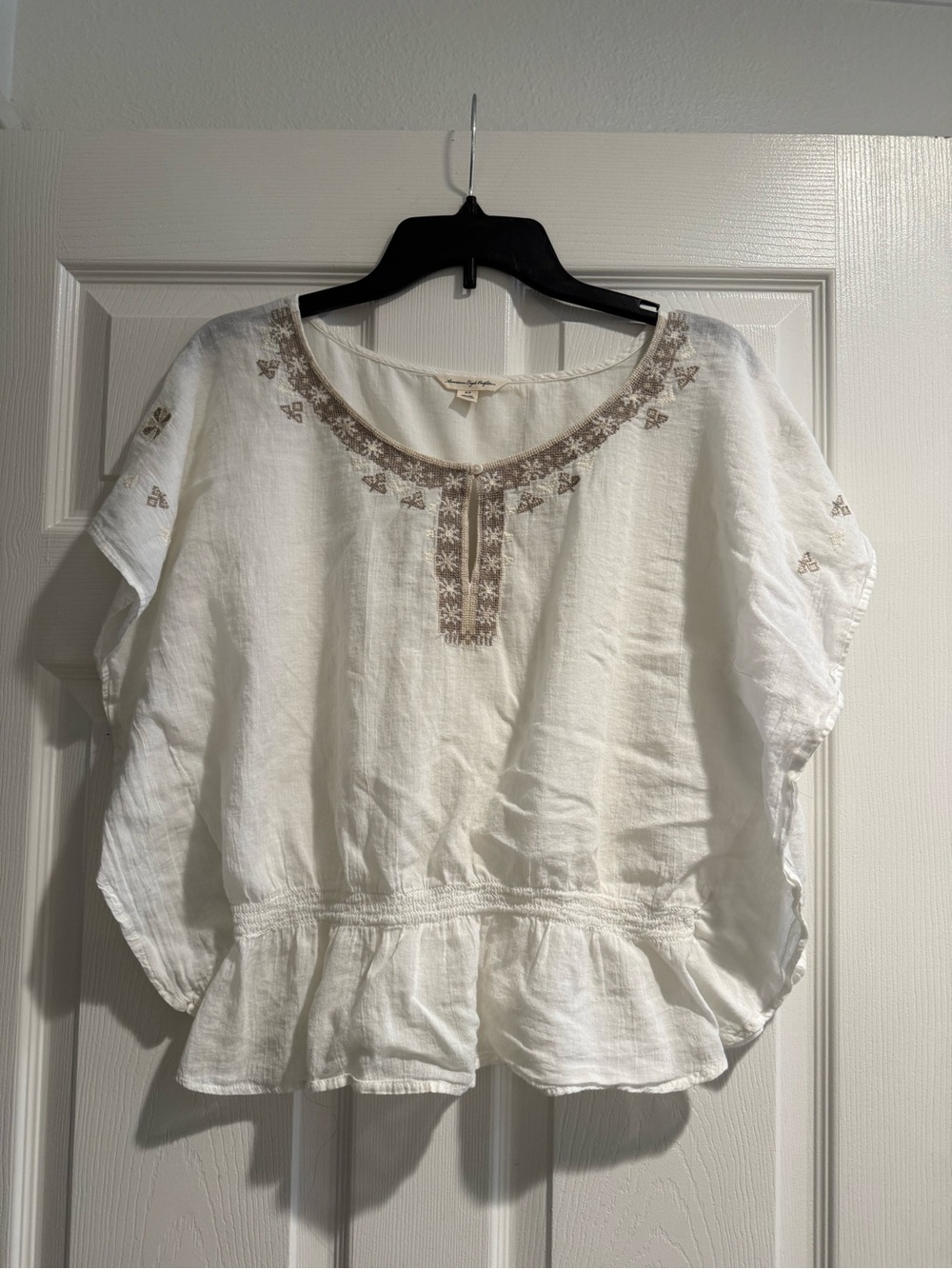 American Eagle Outfitters White Peasant Blouse with Tan Embroidery 100% cotton